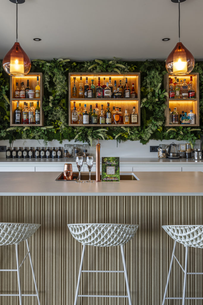 Espace bar sur mesure dans une villa rénovée par Aloona Design à Annecy-le-Vieux